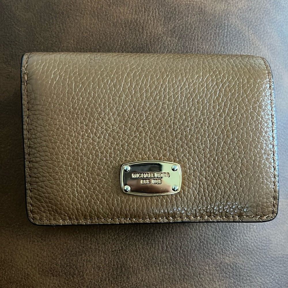 🛍️Michael Kors Caramel brown pebbled Leather small wallet